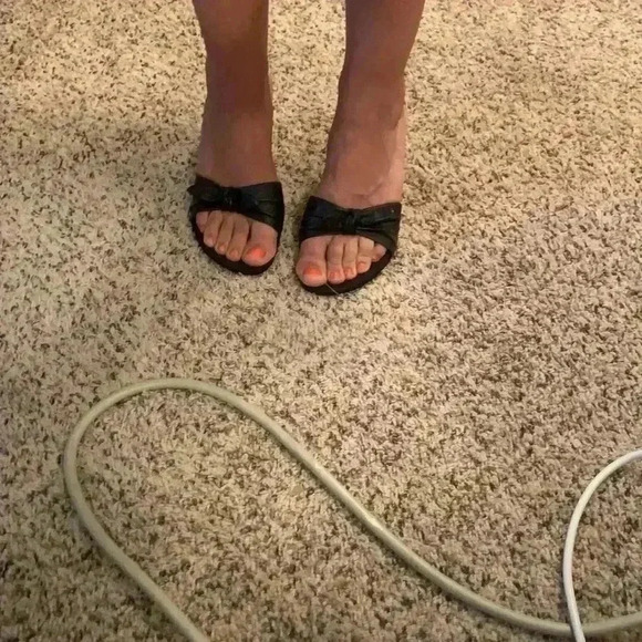 Bandolino Leather Bow Wedges - Picture 8 of 9